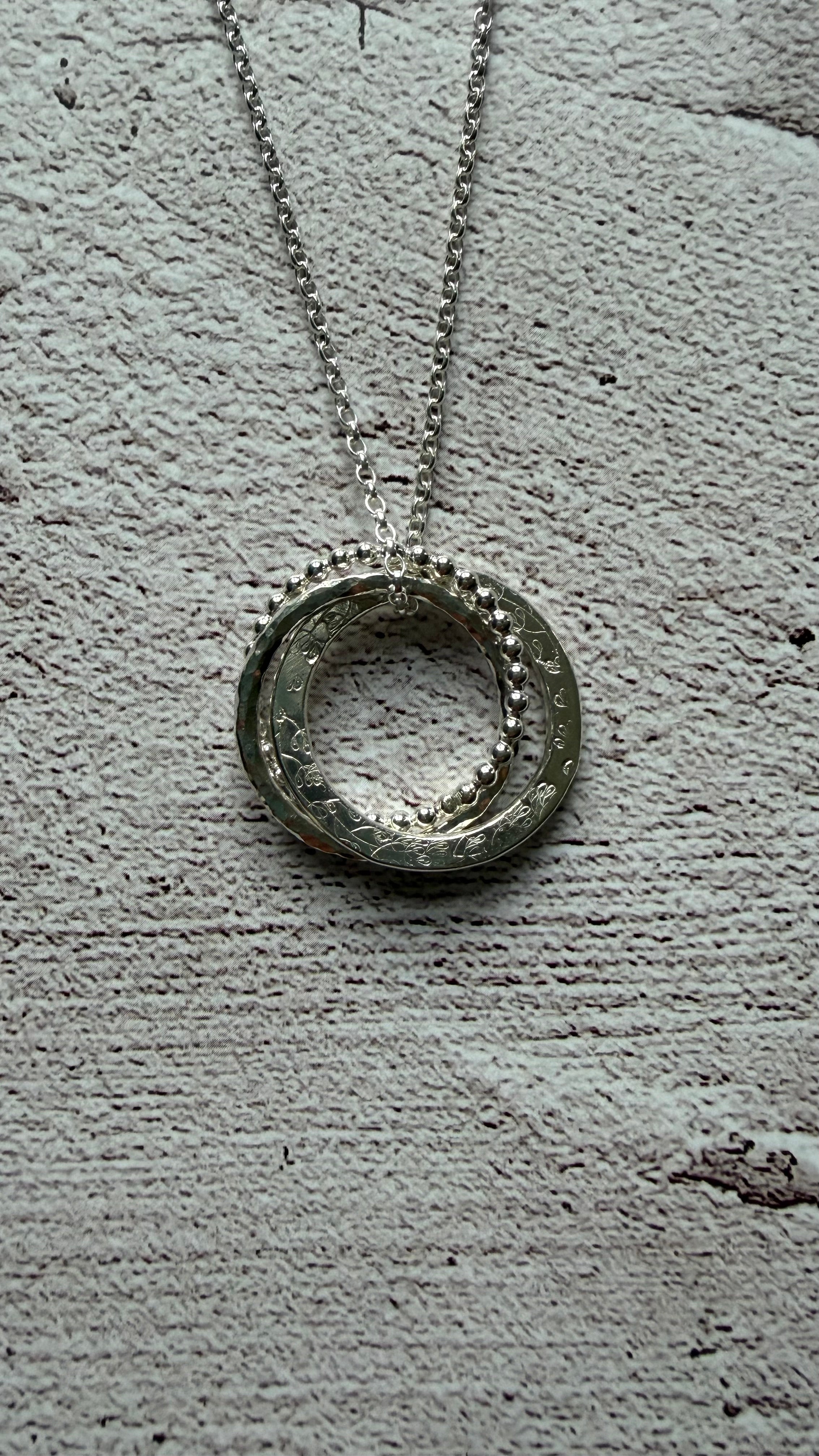 Tripple hoop fidget necklace