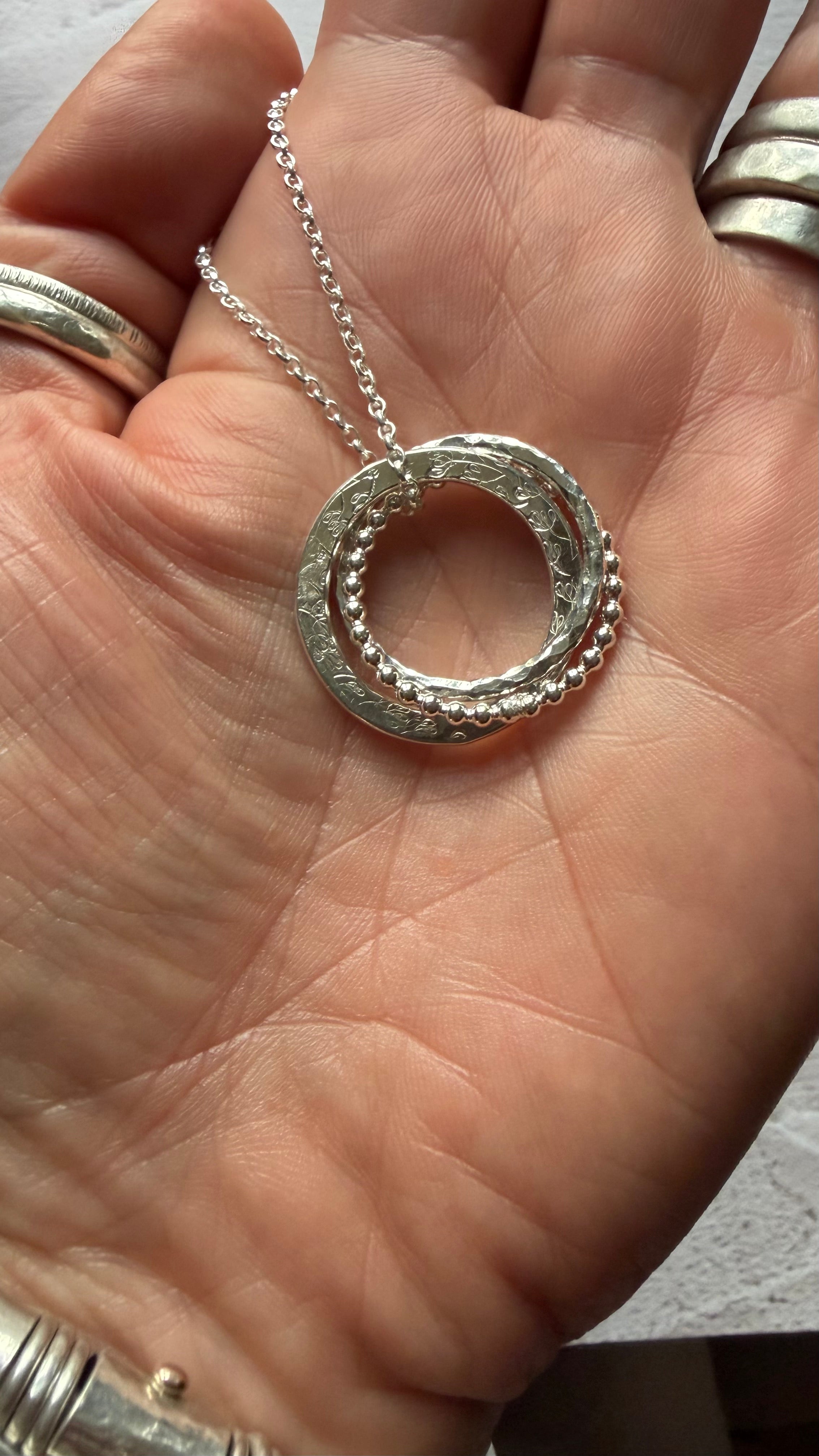 Tripple hoop fidget necklace