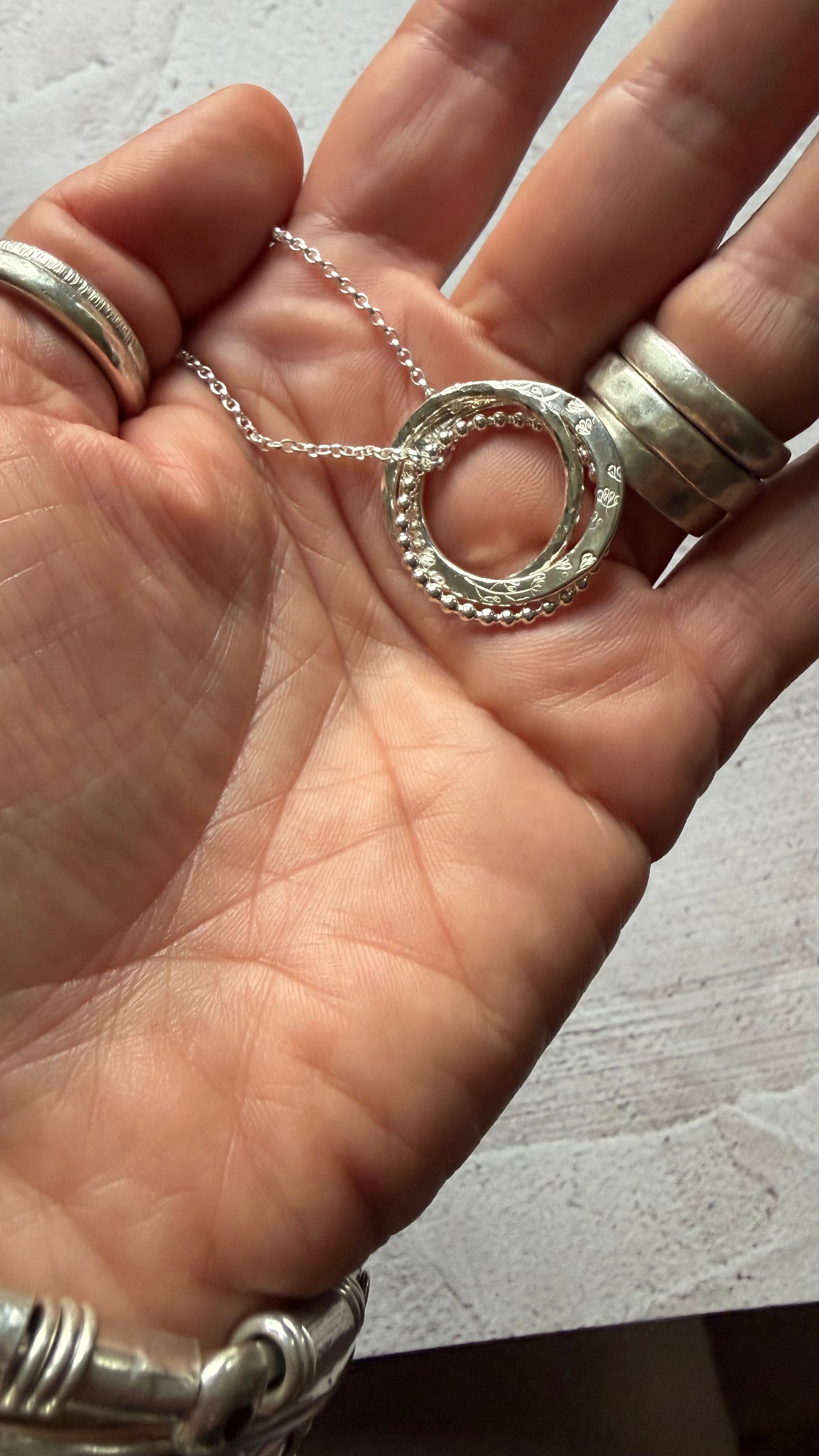 Tripple hoop fidget necklace
